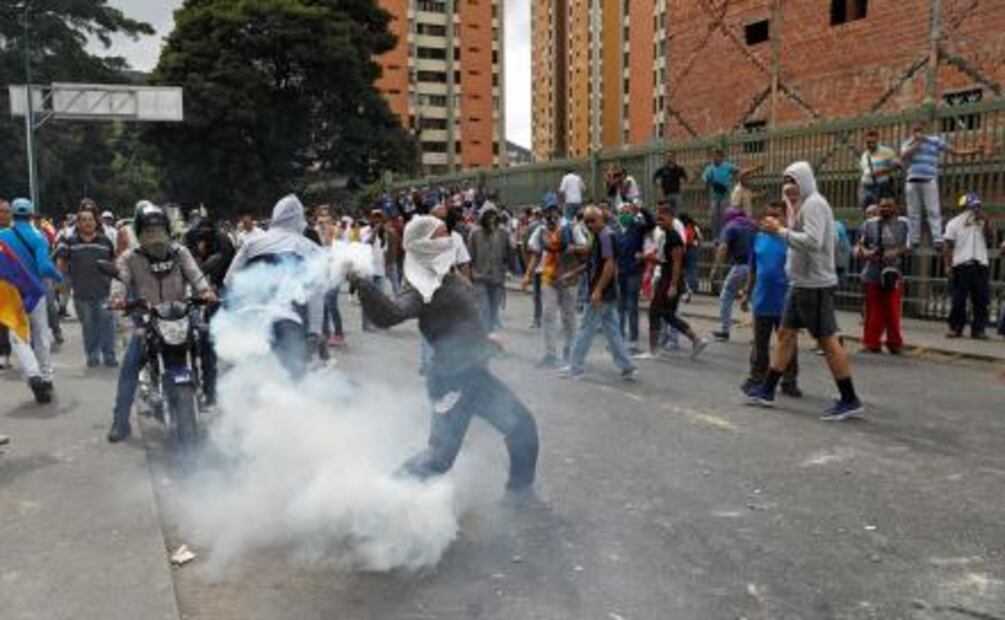 Policía dispersa con gases lacrimógenos a manifestantes opositores en Caracas