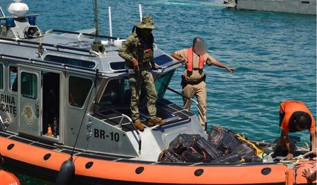 Marina asegura en Oaxaca más de una tonelada de cocaína; detiene a seis presuntos delincuentes
