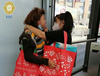 Policía de la CDMX ayuda a madre e hija a reencontrarse en estación La Joya del Metrobús 