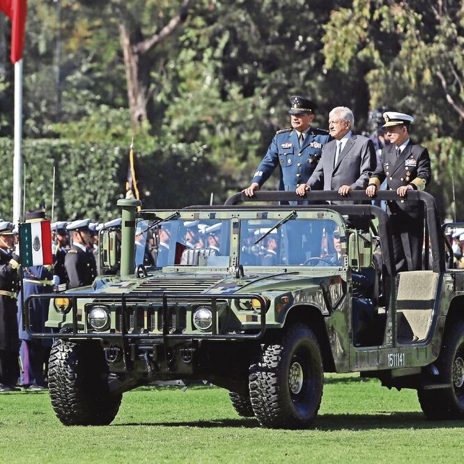 En el Campo Marte, el presidente Andrés Manuel López Obrador estuvo acompañado por el general Luis Cresencio Sandoval, secretario de la Defensa Nacional, y el almirante José Rafael Ojeda, secretario de Marina. Foto: BERENICE FREGOSO. EL UNIVERSAL 