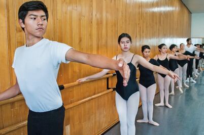 Aclaran dudas a maestros de danza