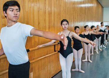 Aclaran dudas a maestros de danza