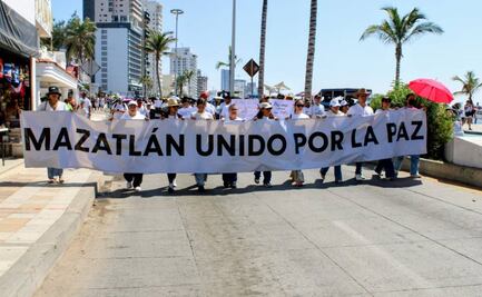 Vestidos de blanco, con fotos y pancartas, decenas de personas marchan en Mazatlán por desaparecidos y por la paz
