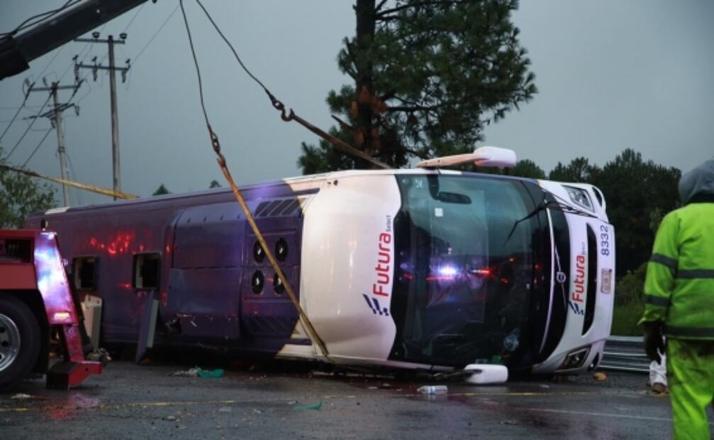 Sube a 15 la cifra de muertos por accidente en la México-Toluca