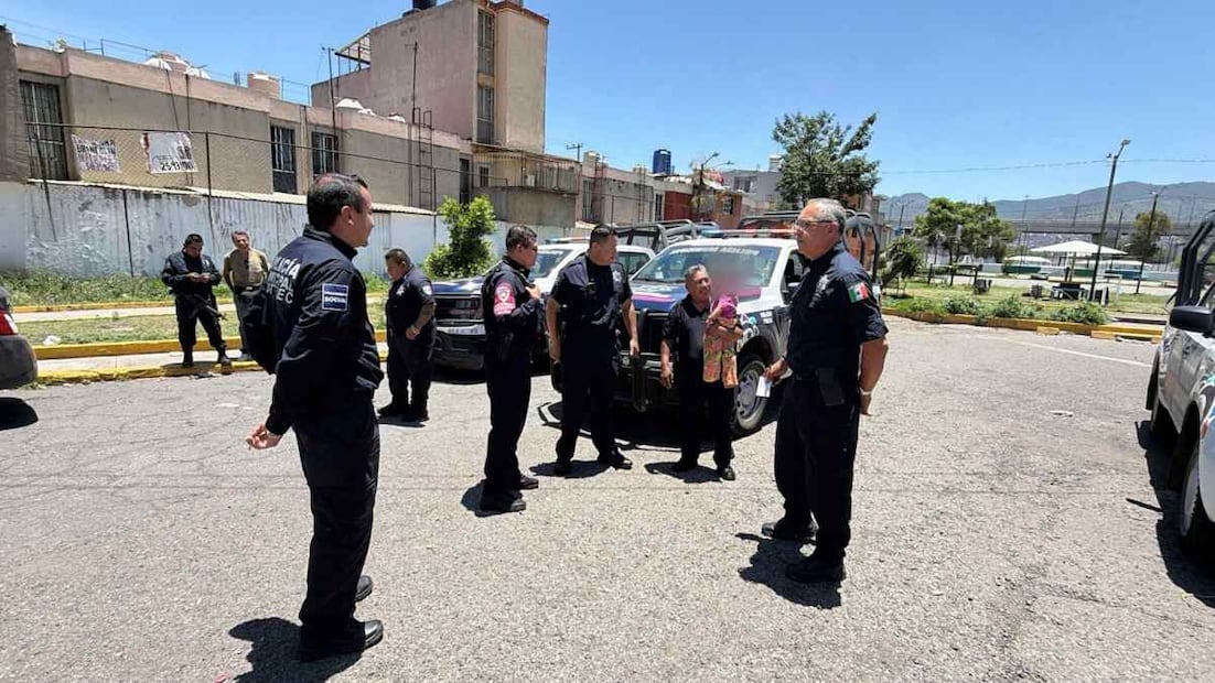 Policías municipales ayudaron al bebe luego de encontrarlo sucio en el asiento trasero. Foto: Especial.