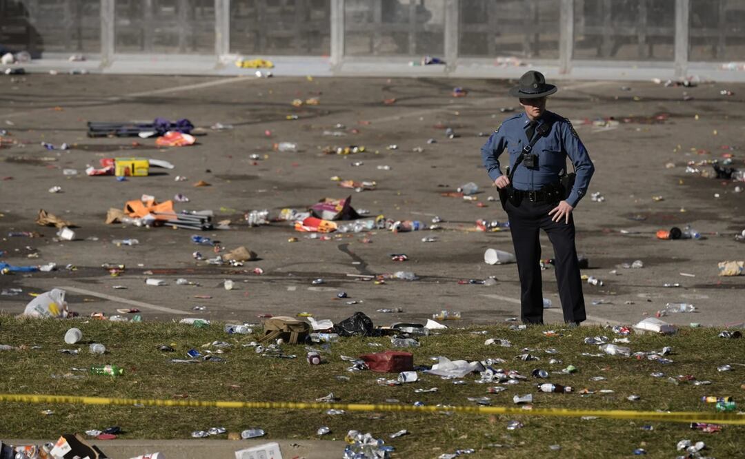 Un agente mira el lugar donde ocurrió un tiroteo durante el desfile del miércoles 14 de febrero de 2024, para festejar el triunfo de los Chiefs de Kansas City en el Super Bowl. Foto: AP