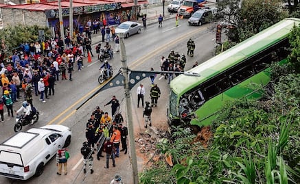 Se estrella camión de pasajeros; hay 37 heridos