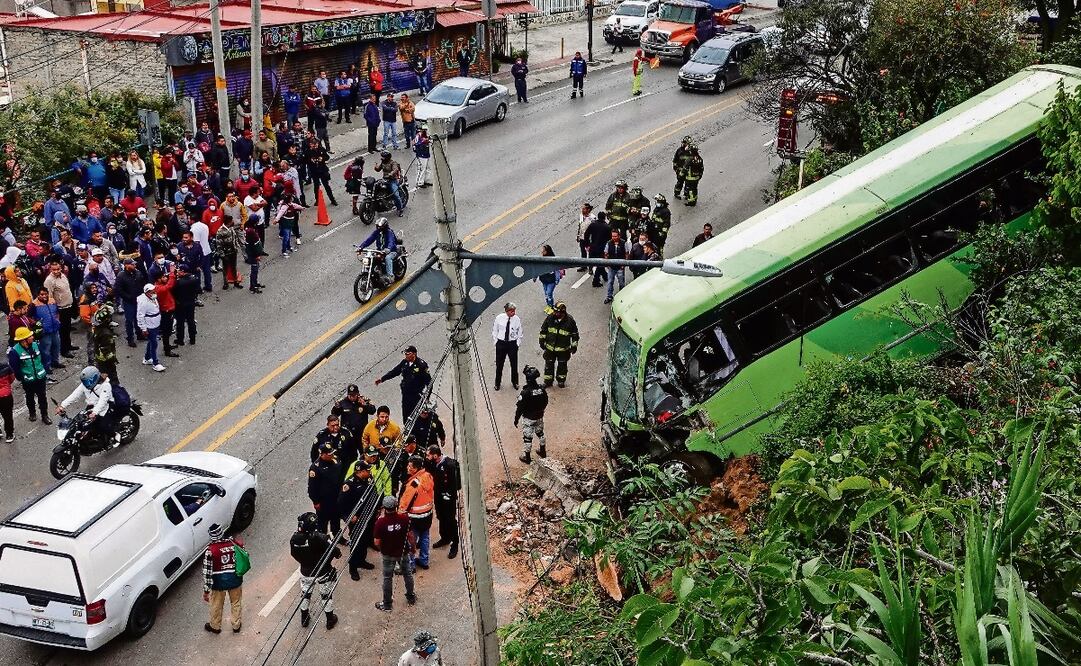 Los primeros reportes indican que el conductor iba a exceso de velocidad, perdió el control del camión de transporte público y chocó contra un predio particular en San Andrés Totoltepec, en la alcaldía Tlalpan.