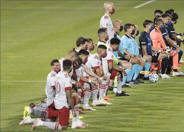 Michael Bradley no se arrodilla en protesta por actos racistas
