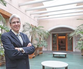 Irresponsable y desastroso, reabrir sin pruebas: Frenk Mora