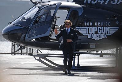 ¡Sorpresa! Tom Cruise llega a la premier de "Top Gun Maverick" pilotando un helicóptero