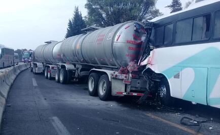 Autobús de pasajeros choca con tráiler en la México-Puebla