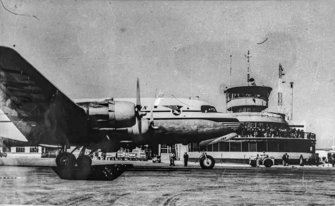Área operativa y torre de control. Finales de los años 30. Ese edificio ya no existe. Archivo fotográfico de Aeropuertos y Servicios Auxiliares. Foto: Patricia Sandoval