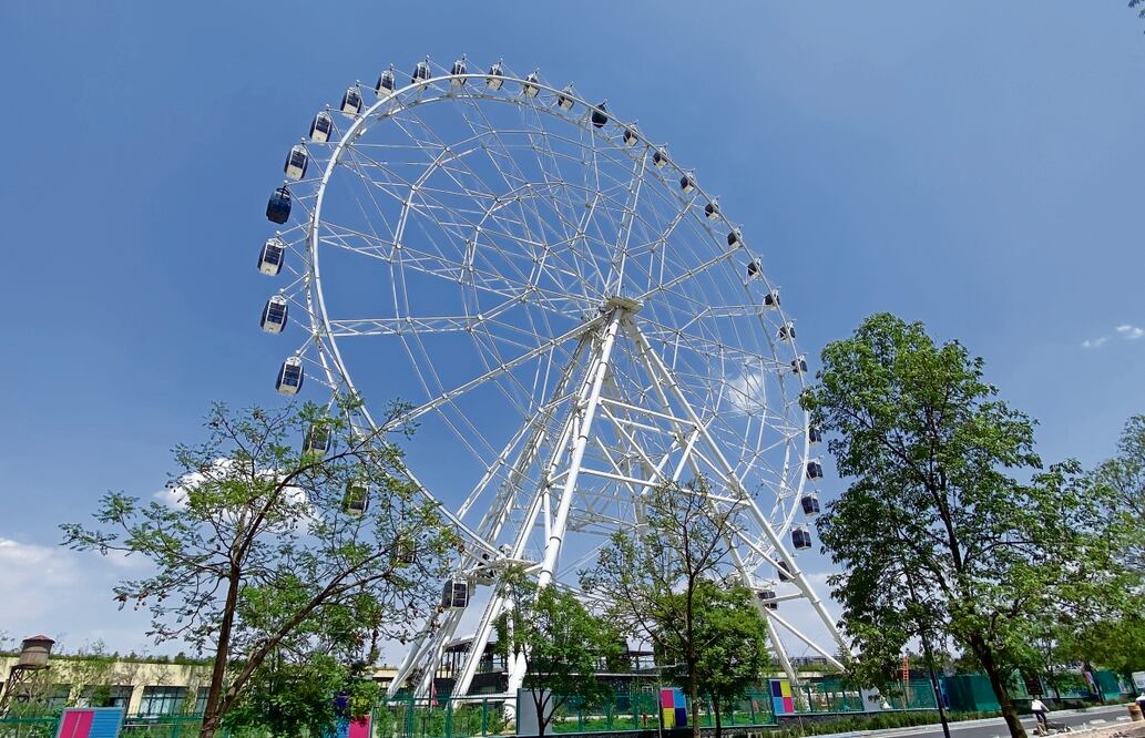 La atracción más llamativa de Aztlán Parque Urbano es la rueda de la fortuna de 85 metros de altura que los capitalinos han podido disfrutar a partir de marzo pasado Foto: Rafael García El Universal