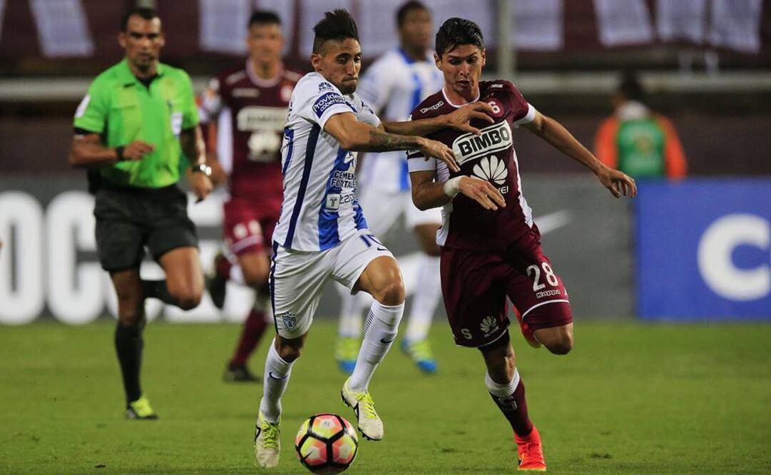 Los jugadores de Pachuca y Saprissa disputando un balón Foto: Imago7.