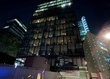 Cae cristal desde el piso 21 de un edificio en la Benito Juárez; autoridades aseguran el inmueble