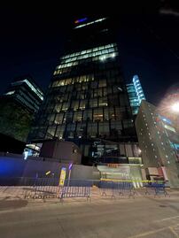 Cae cristal desde el piso 21 de un edificio en la Benito Juárez; autoridades aseguran el inmueble