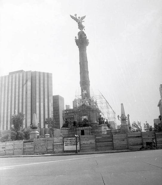 Las autoridades capitalinas bloquearon el acceso al Ángel de la Independencia para el resto del mundial 1986. Se dijo que la rehabilitación tardaría “bastante tiempo”, a cargo de peritos del INBA. Foto: Archivo EL UNIVERSAL.