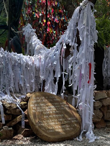 Los listones blancos son colocados en el Muro de Unos cuando el visitante va llegando. Foto: Facebook María Desatadora de Nudos Querétaro