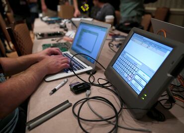 Detienen a mexicano en EU por fraude cibernético millonario