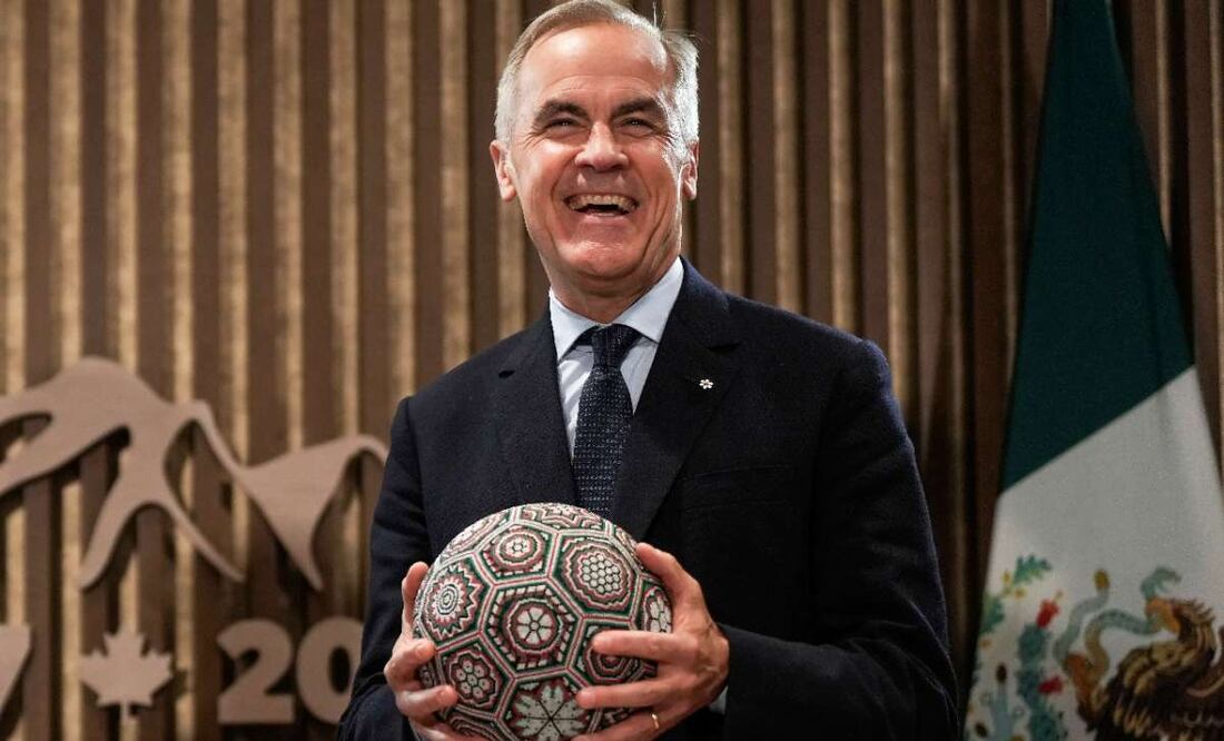 Claudia Sheinbaum regala balón hecho por indígenas wirarikas a Mark Carney por el Mundial 2026. Foto: AP
