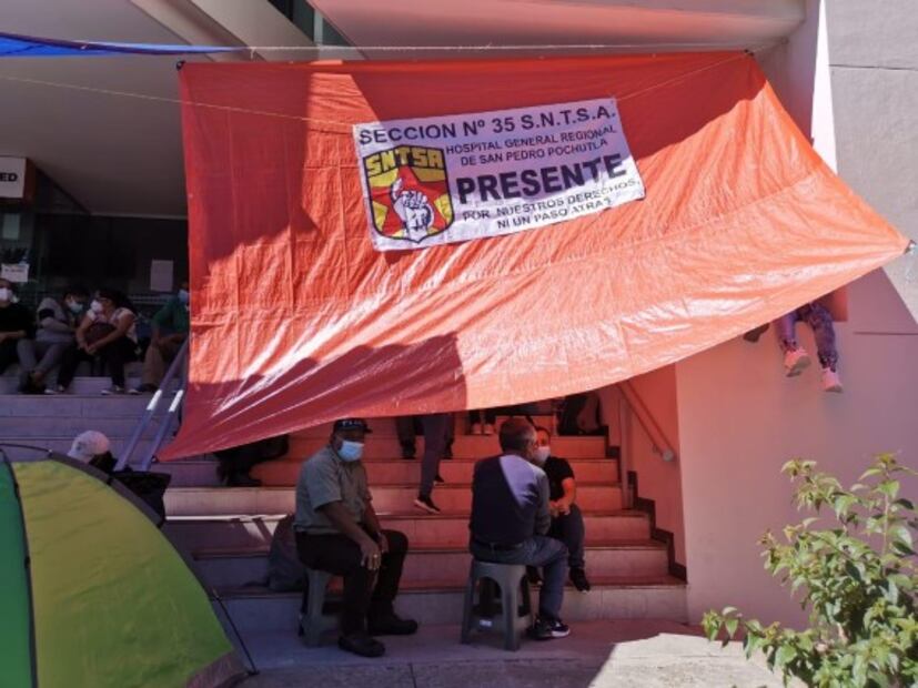 Trabajadores de Salud toman 8 edificios en Oaxaca; exigen pago de prestaciones laborales