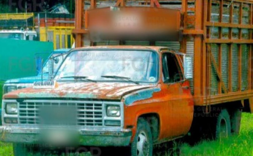 Camioneta y combustible decomisado a Cristian "N" en Puebla. Foto: Fiscalía General de la República (FGR).