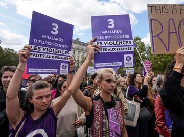 Miles de manifestantes en París muestran su apoyo a Gisèle Pelicot, mujer drogada por su esposo y violada por decenas de hombres
