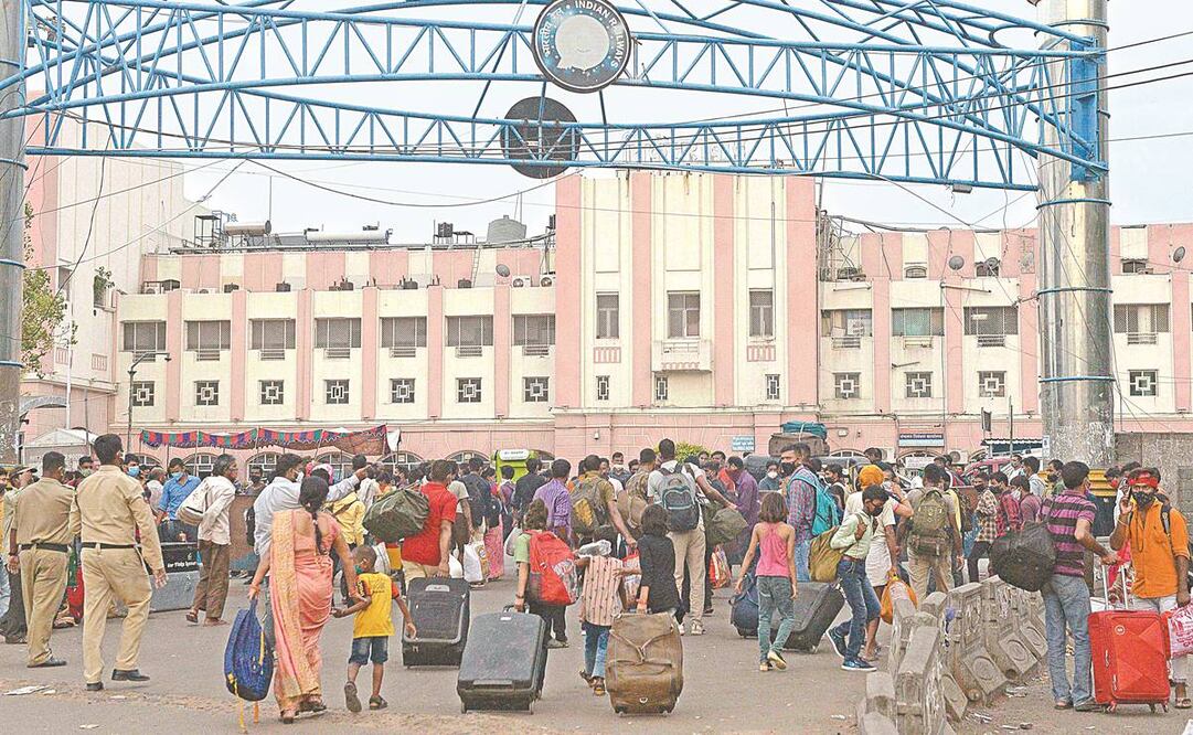 La gente espera el tren en Secunderabad, Hyder- abad, tras un cierre impuesto por el Covid-19. Foto: Noah Seelam. AFP