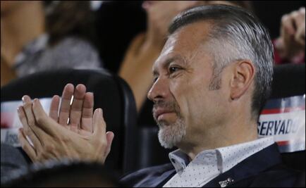 Afición de Chivas tacha de hipócrita a José Luis Higuera