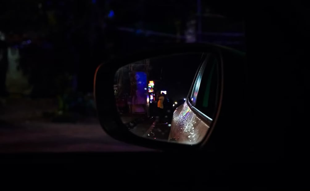 Al presionar este botón, el retrovisor cambia a una posición que reduce el deslumbramiento de otros autos. Foto: Unsplash