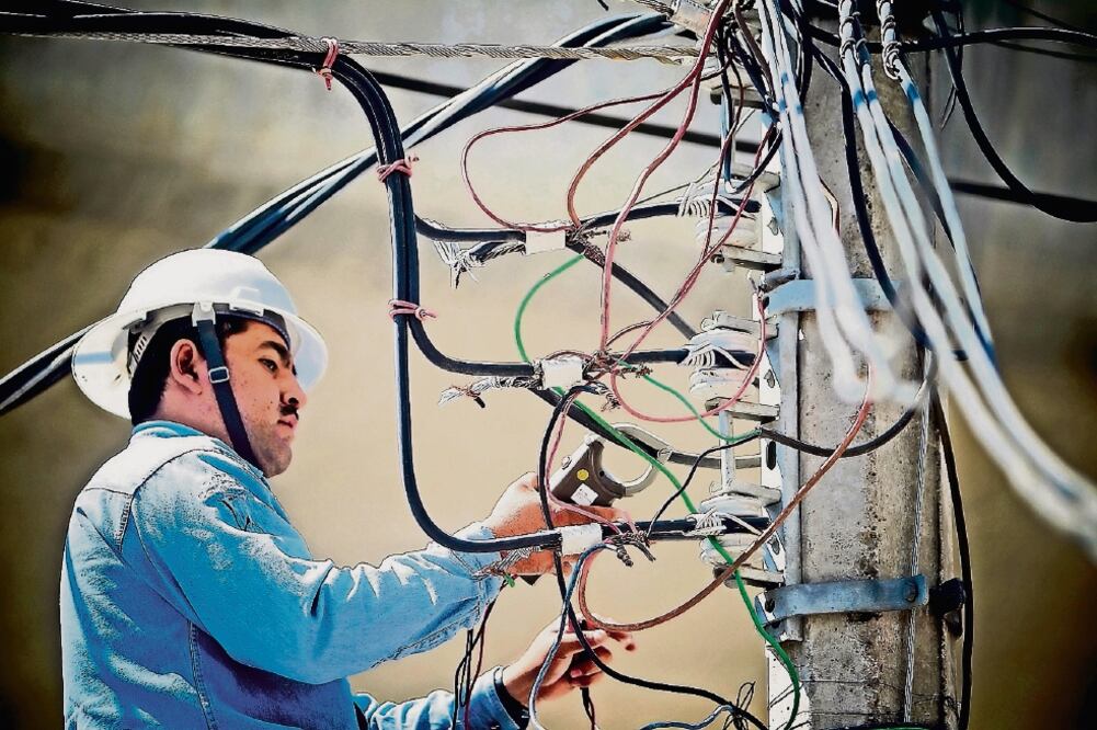 Contrato. Actualmente está vigente la licitación de la Red Troncal, que ofrece 25 mil km de fibra de la CFE. Foto: ARCHIVO EL UNIVERSAL