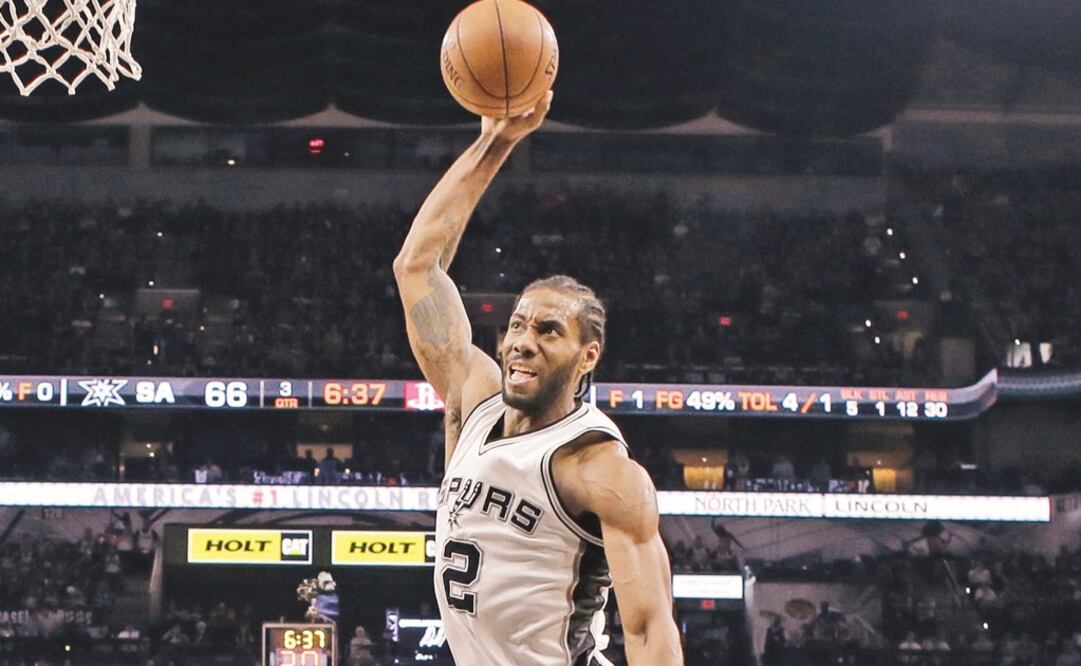 Kawhi Leonard se lesionó en el último cuarto y no jugó el tiempo extra. (ERIC GAY. AP)