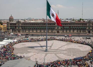 Scouts mexicanos elaboran flor de lis con más de un millón de latas en el Zócalo FOTOS