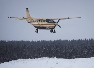 Sin sobrevivientes en avión que se estrelló en Alaska, confirman autoridades; localizan restos en el hielo marino