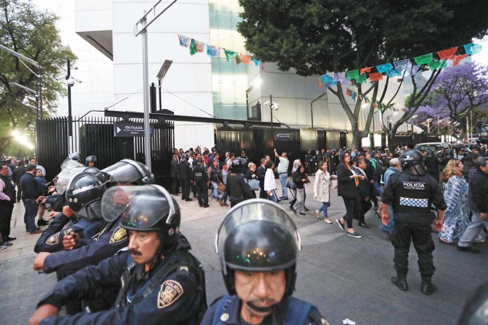 Ni la policía de la Ciudad de México pudo evitar que los maestros bloquearan los accesos al Senado, donde pretendían sesionar los diputados para analizar y avalar la reforma educativa de la Cuarta Transformación. Foto: VALENTE ROSAS. EL UNIVERSAL