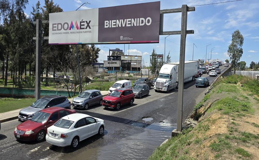 Transportistas de Ruta 69 desalojan agua en Periférico Oriente ante inacción de autoridades. Foto: Emilio Fernández