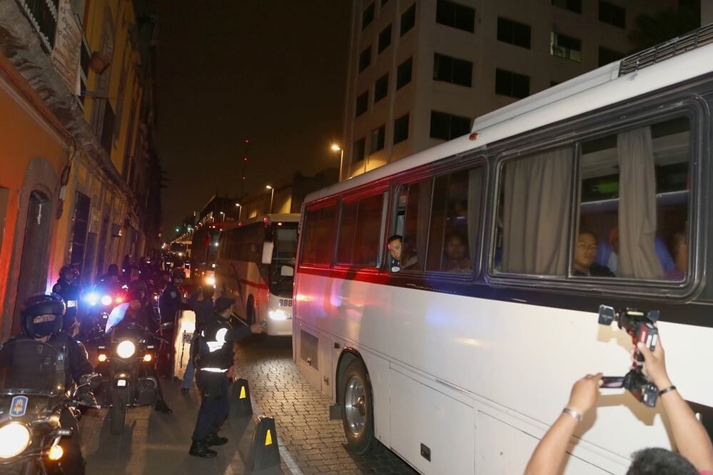 La Policía Federal (PF) informó que para retirar a los maestros de la Coordinadora Nacional de los Trabajadores de la Educación (CNTE) de la Plaza de Santo Domingo en el Centro Histórico de la Ciudad de México, se privilegió el diálogo antes que el uso de la fuerza. Foto Cuartoscuro.com
