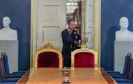 ¿Quién es Haakon VIII y por qué llega al trono en el peor momento de la monarquía noruega?; hereda la Corona tras muerte de Harald V