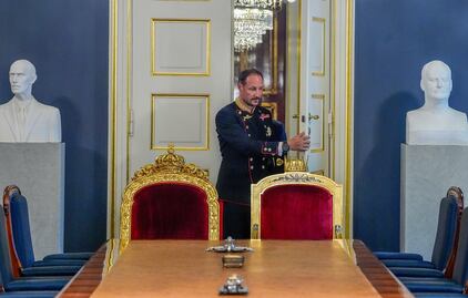 ¿Quién es Haakon VIII y por qué llega al trono en el peor momento de la monarquía noruega?; hereda la Corona tras muerte de Harald V