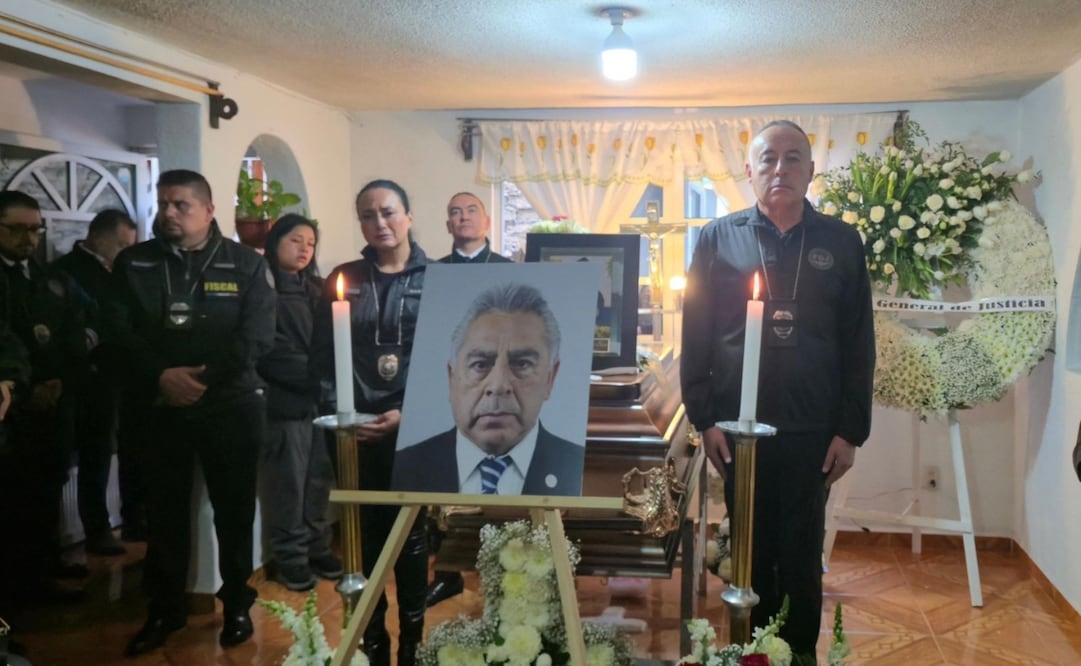 Fiscalía General de Justicia del Estado de México rinde homenaje a Víctor Manuel Lugo, agente de investigación que perdió la vida al ser atacado por un sujeto que sería detenido por feminicidio. | Foto: Especial.