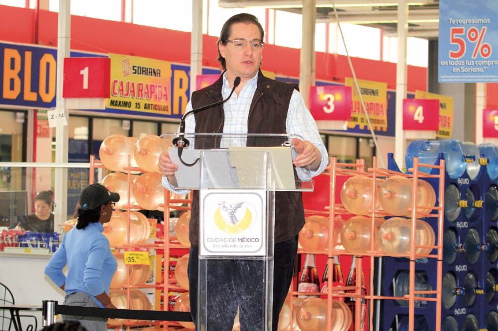 El secretario de Desarrollo Económico, Salomón Chertorivski, señala que el salario está 16 pesos abajo de valor de canasta básica (ARCHIVO EL UNIVERSAL)