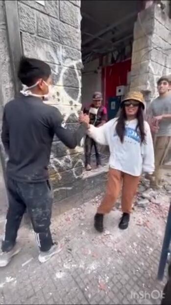 El particular pedido de dos mujeres a unos obreros. Fuente: Captura video