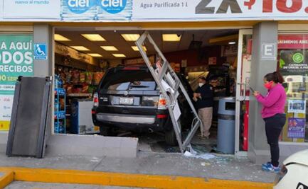 Abuelito pierde control de camioneta y se estrella en tienda de conveniencia en la CDMX