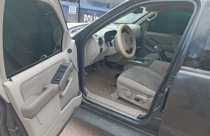 Aseguran en Culiacán camioneta con blindaje especial, armas y uniformes tipo militar