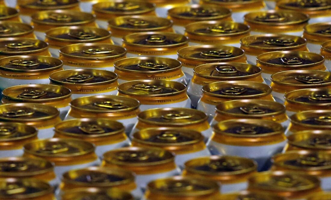 Cans of beer move along a production line – Photo: Nguyen Huy Kham/REUTERS