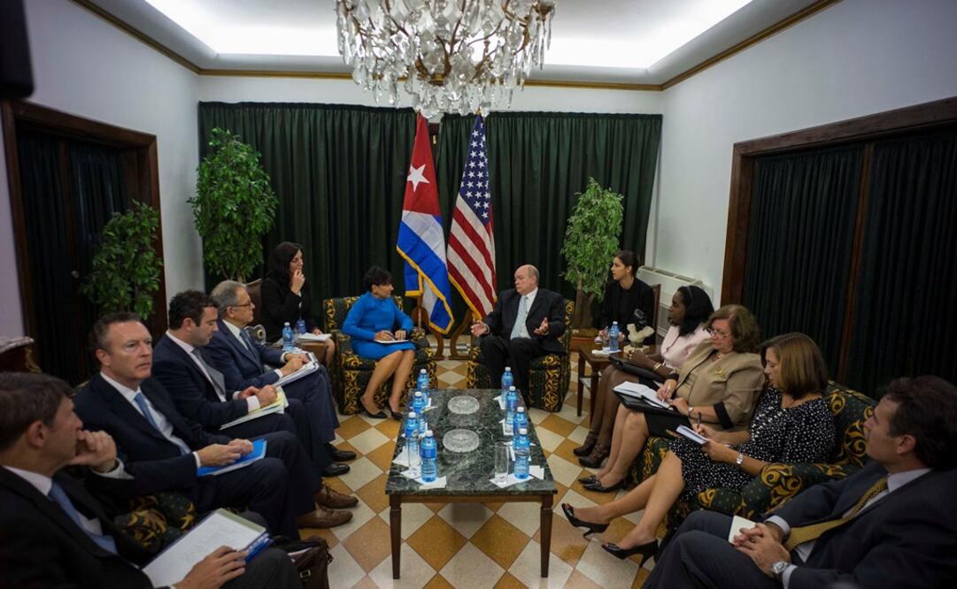 Pritzker sostuvo que su visita busca explicar la reciente flexibilización del embargo comercial de Estados Unidos a la isla (Foto: AP)