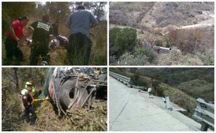 Autobús de pasajeros cae a barranco en la México-Puebla