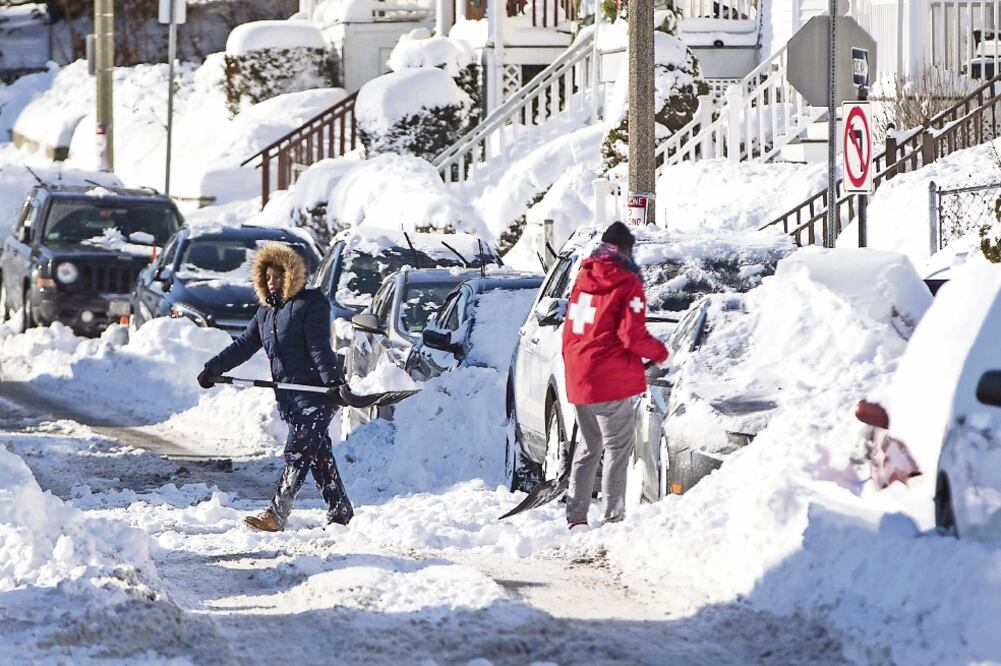 Residentes quitan la nieve de sus vehículos y calles, tras el azote del “ciclón bomba” en Boston. 