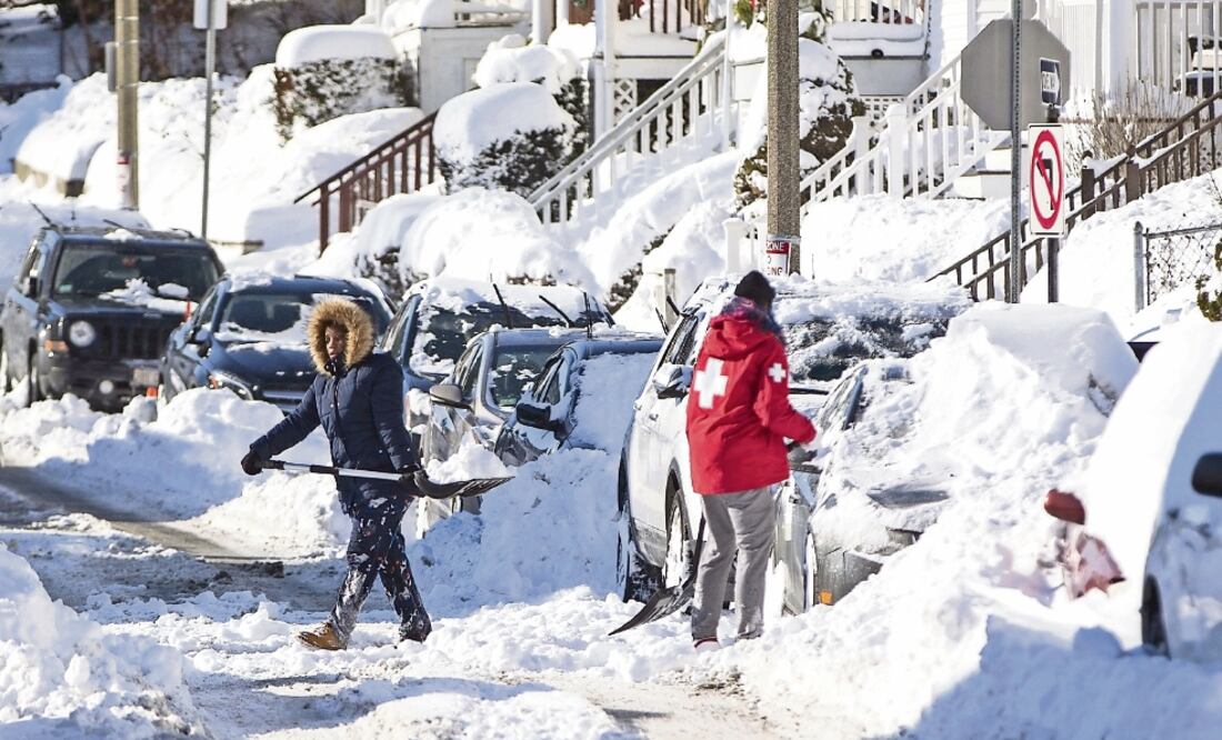 Residentes quitan la nieve de sus vehículos y calles, tras el azote del “ciclón bomba” en Boston.